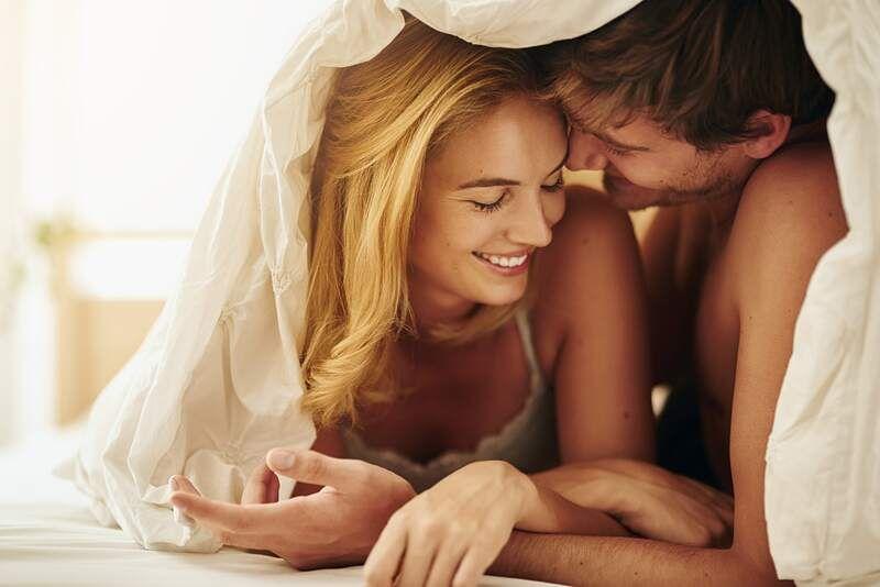 




















Mal de dos et sexe : quelles positions adopter pour éviter la
douleur ?






