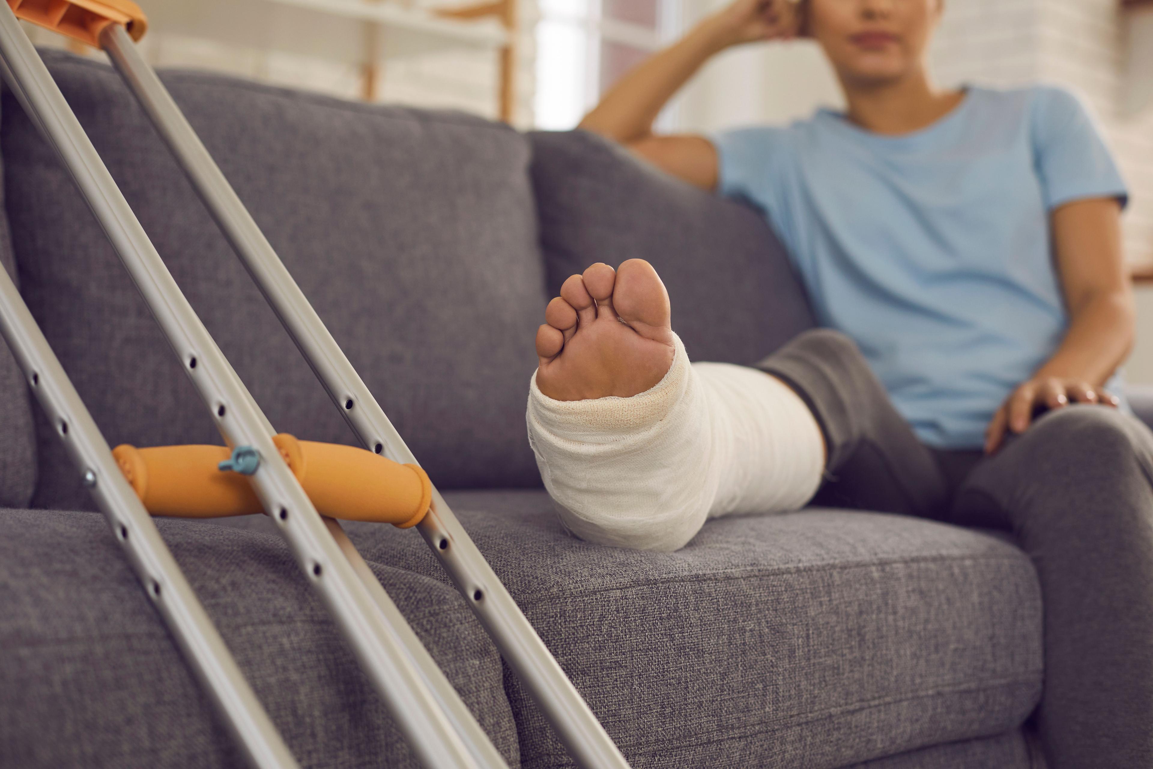 Bottes de marche ou plâtre : quelle solution choisir pour immobiliser la jambe ?